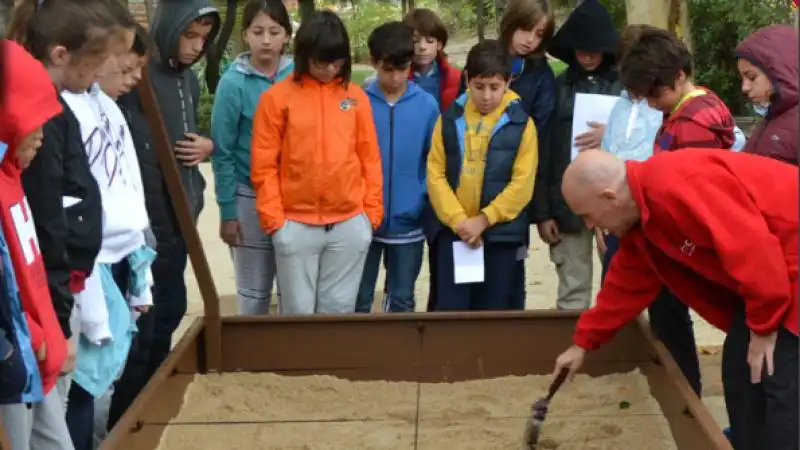 TALLER FAMILIAR EXCAVANDO FÓSILES