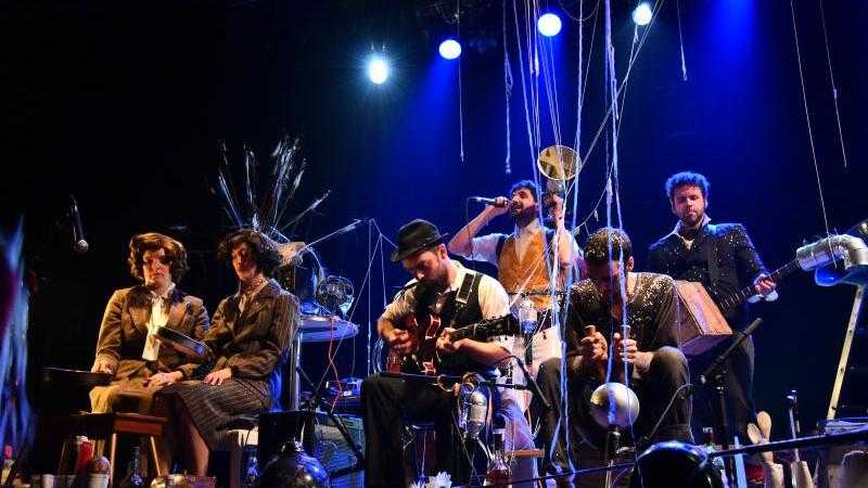 PERFORMANCE TOM WAITS