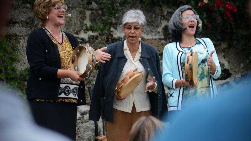 “AS FILLAS BRAVAS DE MOMÁN” do grupo  CHÉVERE