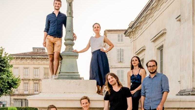 Près de votre oreille