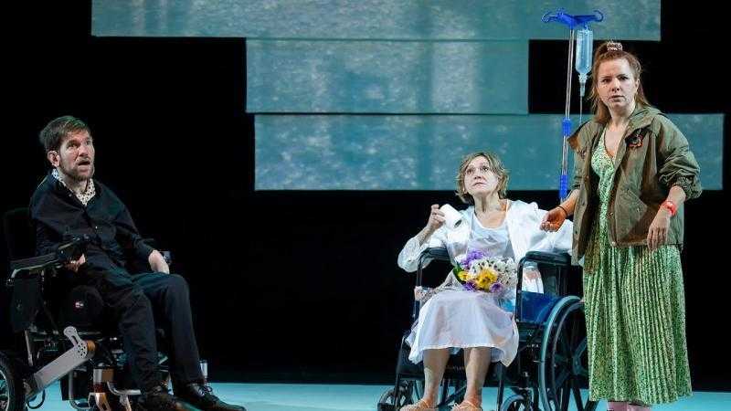 Badakizu plastikozko loreak ez direla inoiz bizi izan ezta?