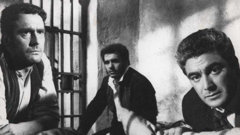 Amanecer en Puerta Oscura (1957)