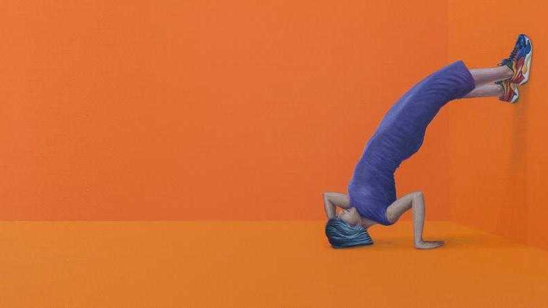 MUJER EN CINTA DE CORRER SOBRE FONDO NEGRO