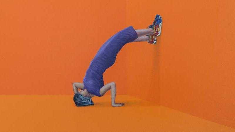 MUJER EN CINTA DE CORRER SOBRE FONDO NEGRO