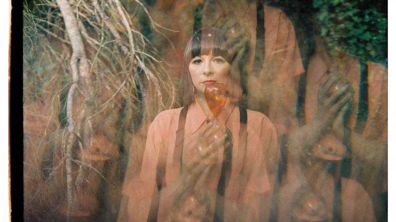 Alondra Bentley presenta La Materia