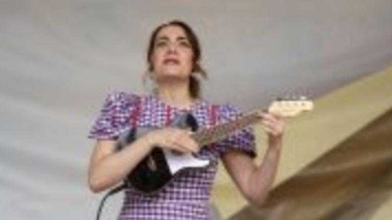 Cuentacuentos  Entrecuentos, entrecantos  a cargo de Cristina Badabadum