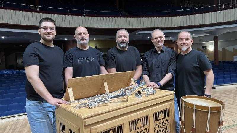 Trío de trompetas, percusión y órgano