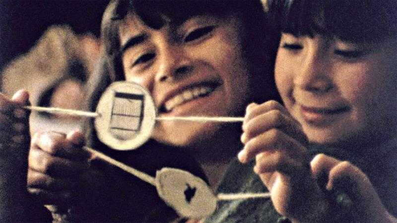 Cien niños esperando un tren (1988)