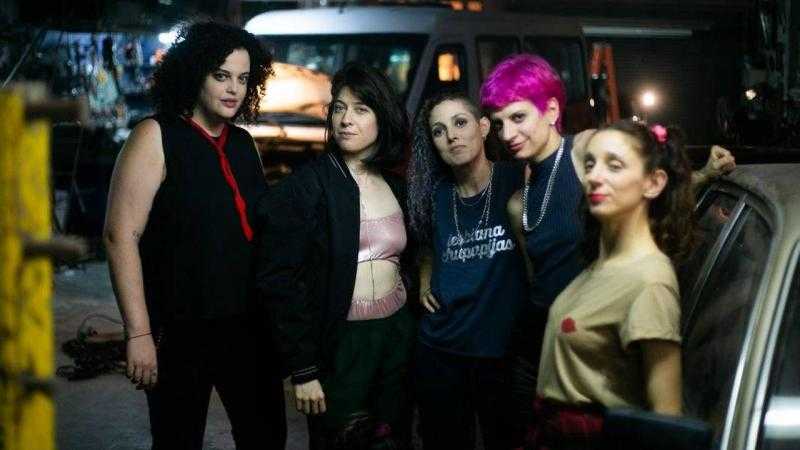 ¡CAIGAN LAS ROSAS BLANCAS!
