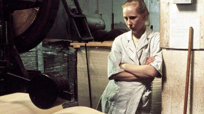 La chica de la fábrica de cerillas (Tulitikkutehtaan tyttö, 1990)